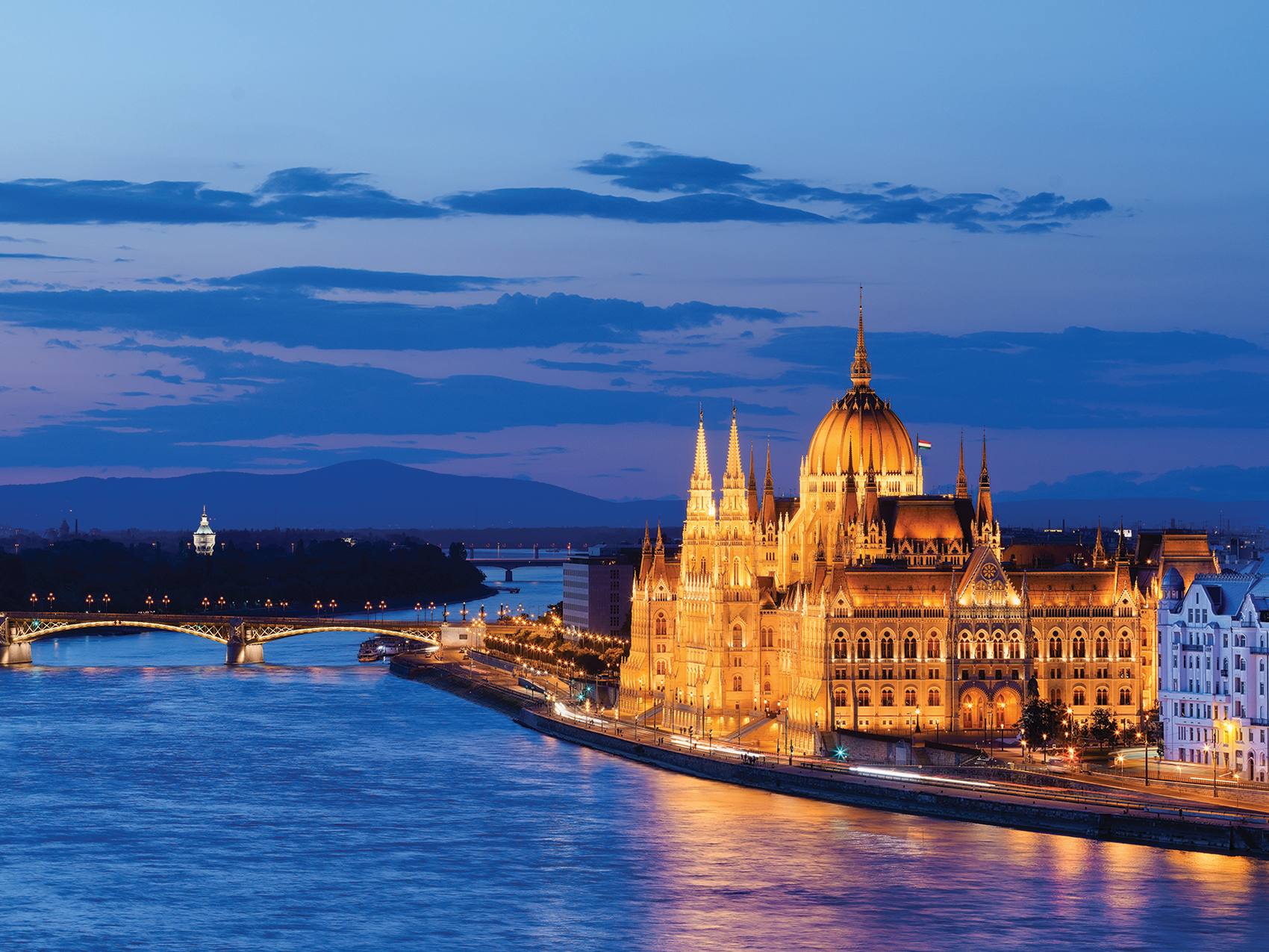 Budapest nocturna, vista aérea del río iluminado